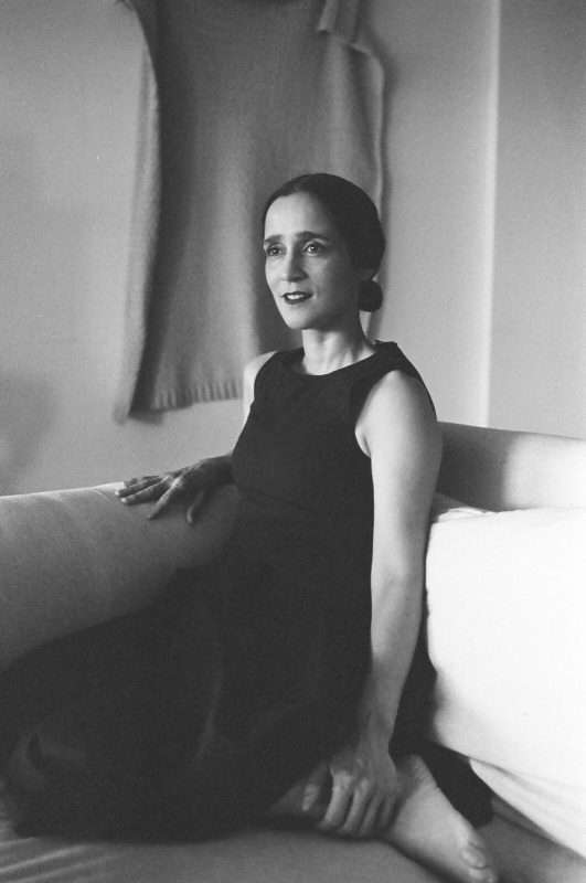 Julieta Venegas cantante mexicana sentada en un sofá, en retrato artístico en blanco y negro